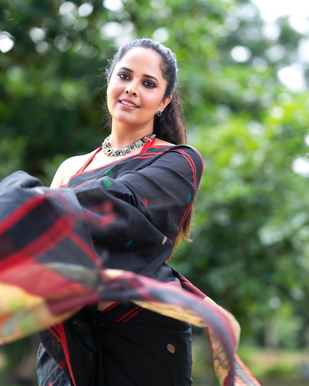 Anasuya Bharadwaj: Ethereal Beauty in Traditional Attire
