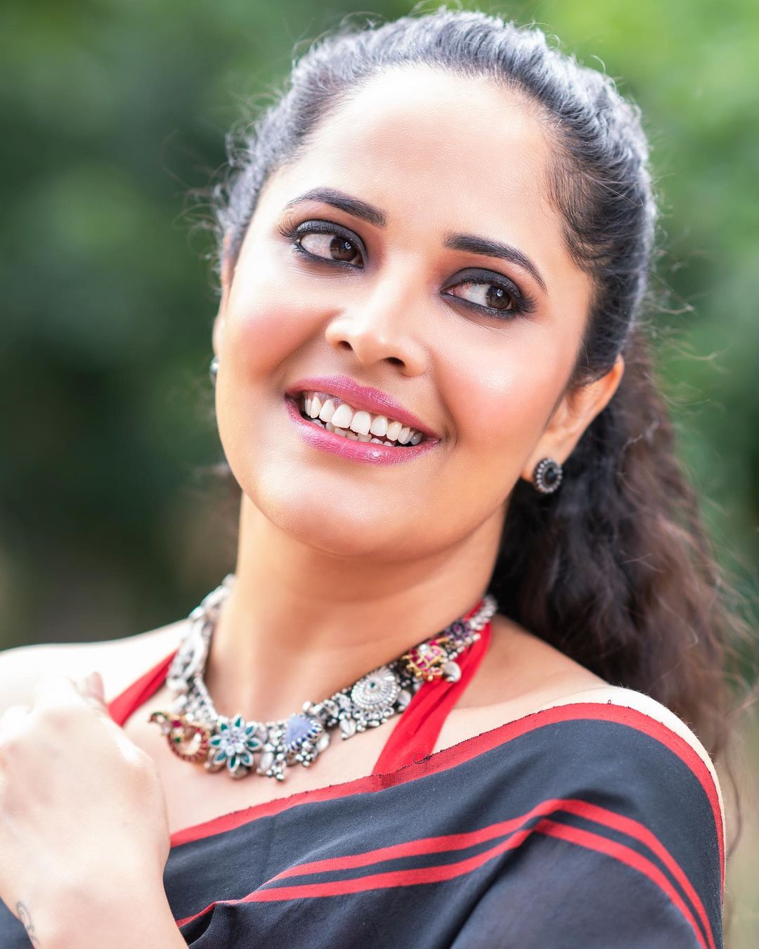 Anasuya Bharadwaj: Ethereal Beauty in Traditional Attire