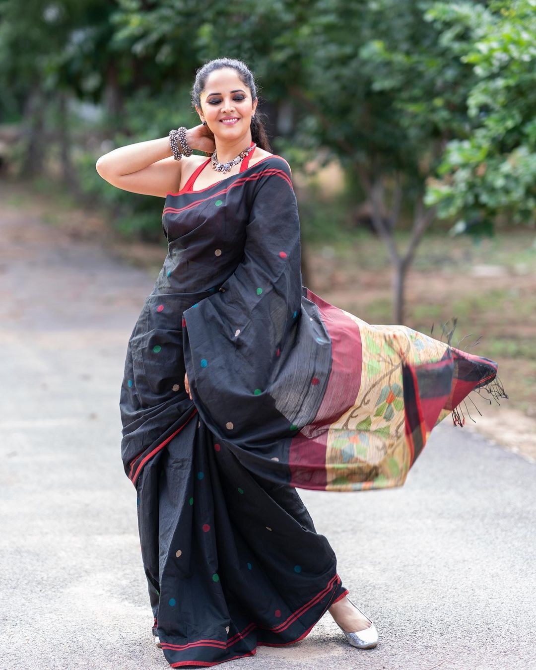 Anasuya Bharadwaj: Ethereal Beauty in Traditional Attire