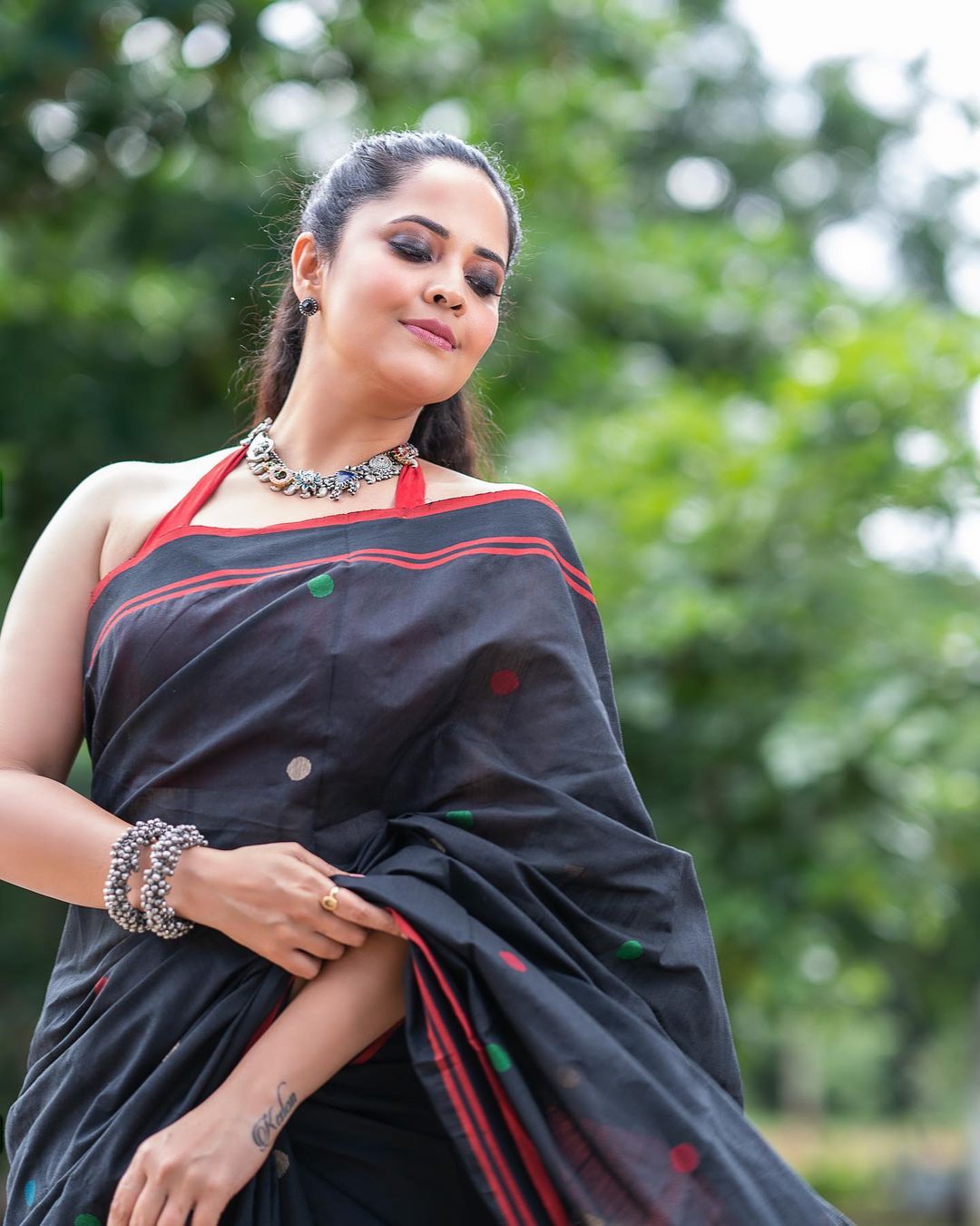 Anasuya Bharadwaj: Ethereal Beauty in Traditional Attire