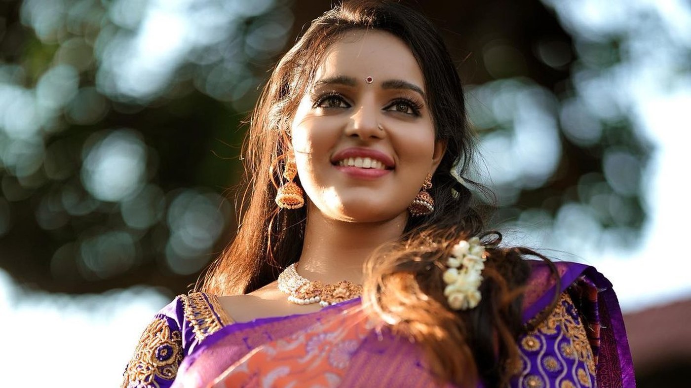 Kiara Advani Stuns in Caramel Leather: A Bold Fashion Moment