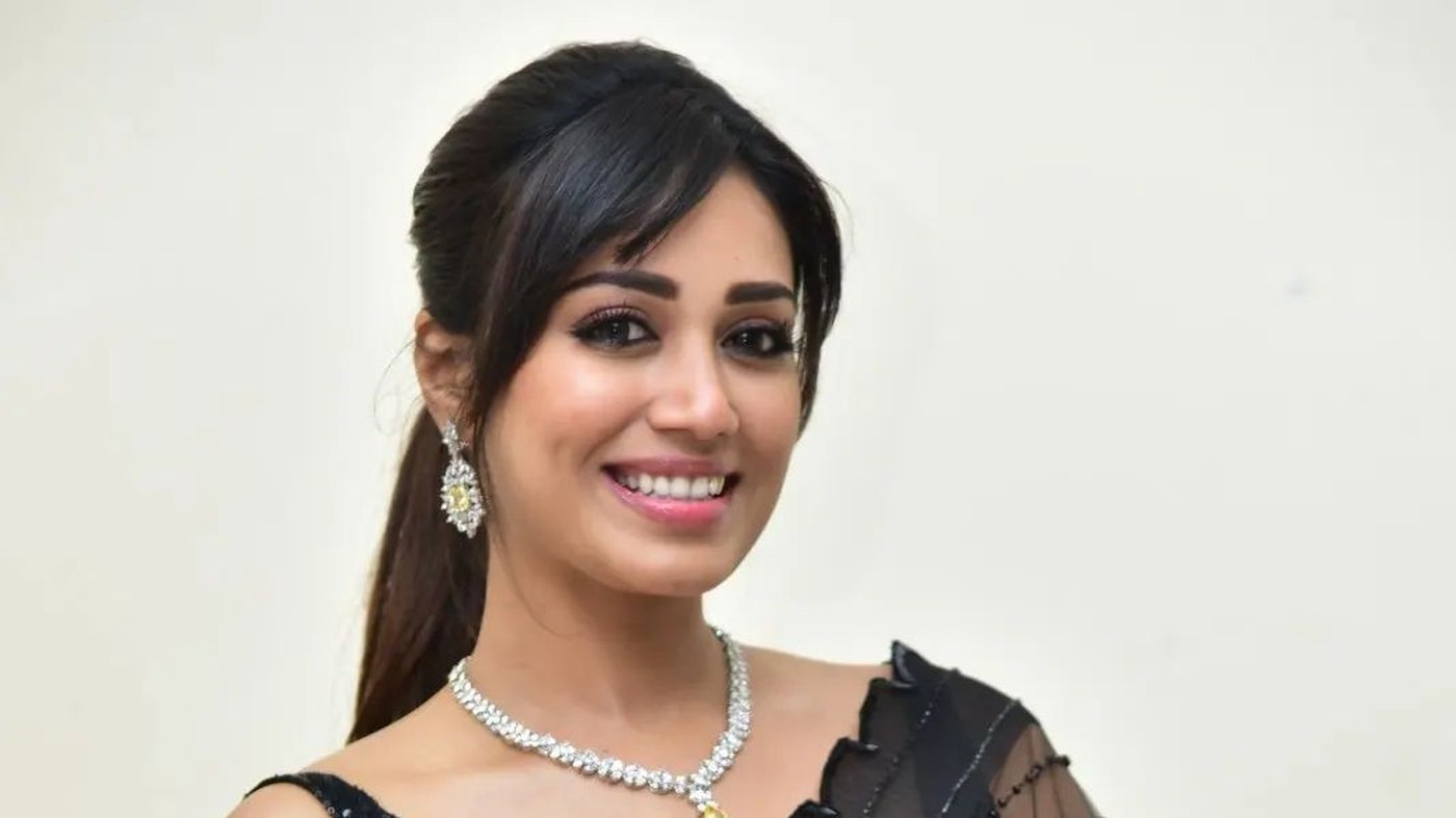 Kiara Advani Stuns in Caramel Leather: A Bold Fashion Moment