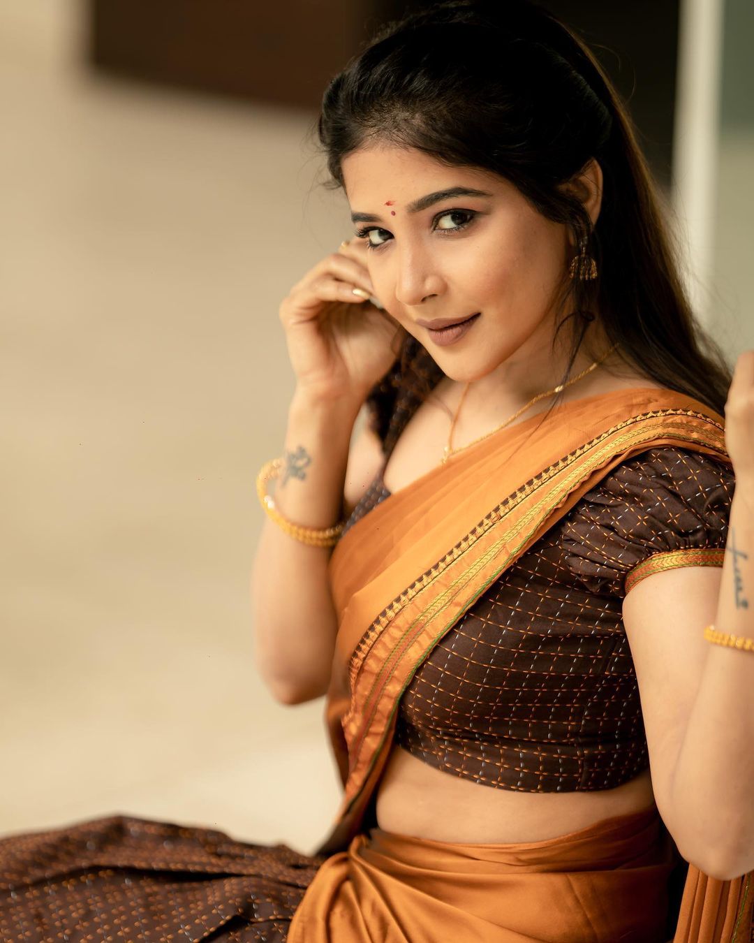 Stunning Sakshi Agarwal Saree Photos and Traditional Looks