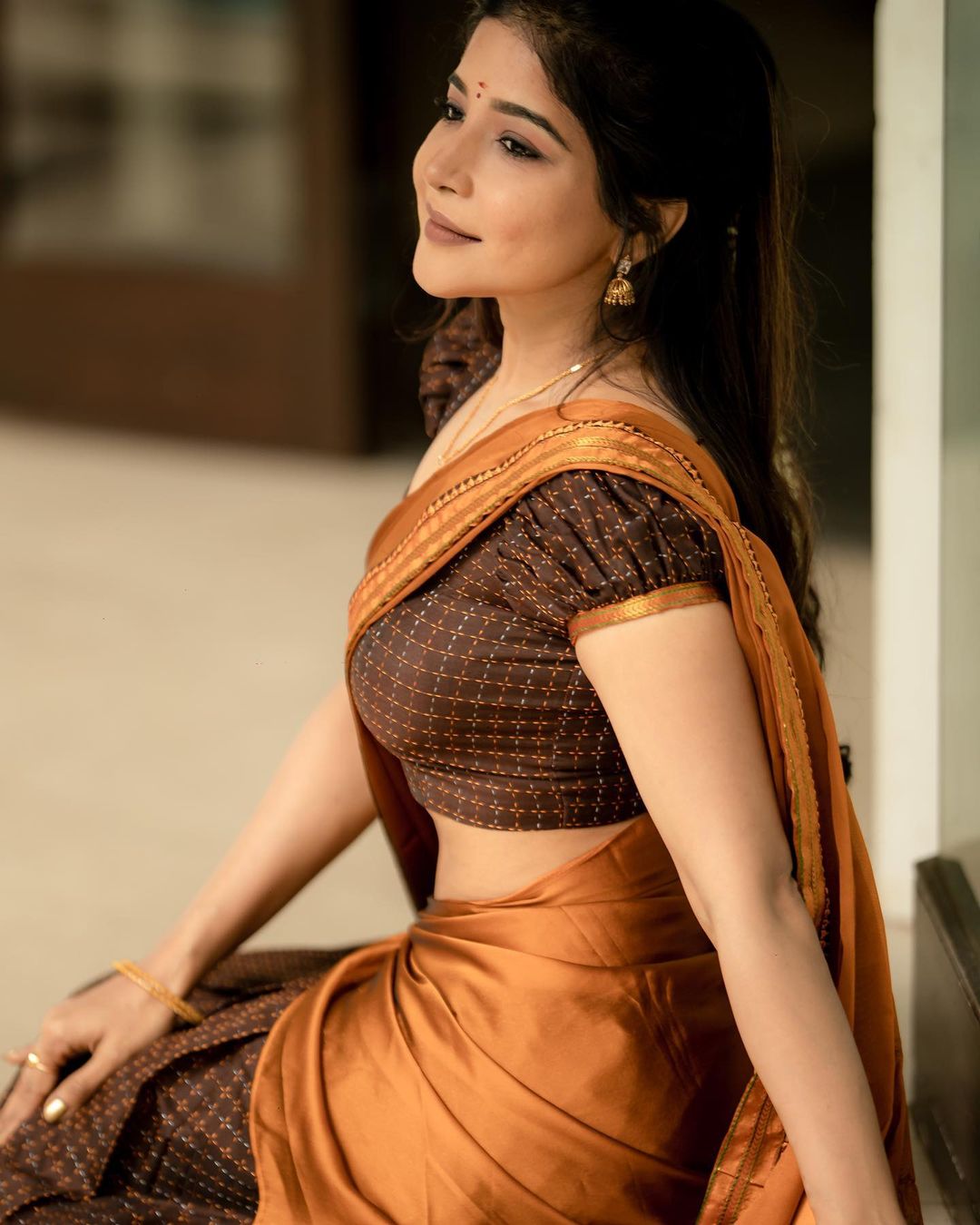 Stunning Sakshi Agarwal Saree Photos and Traditional Looks
