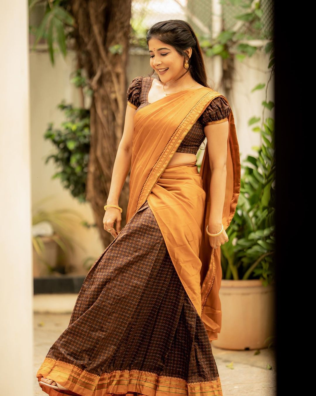 Stunning Sakshi Agarwal Saree Photos and Traditional Looks