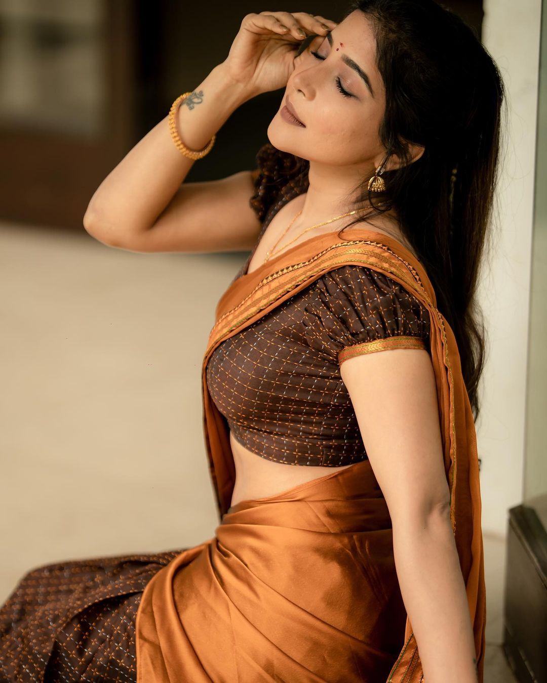 Stunning Sakshi Agarwal Saree Photos and Traditional Looks