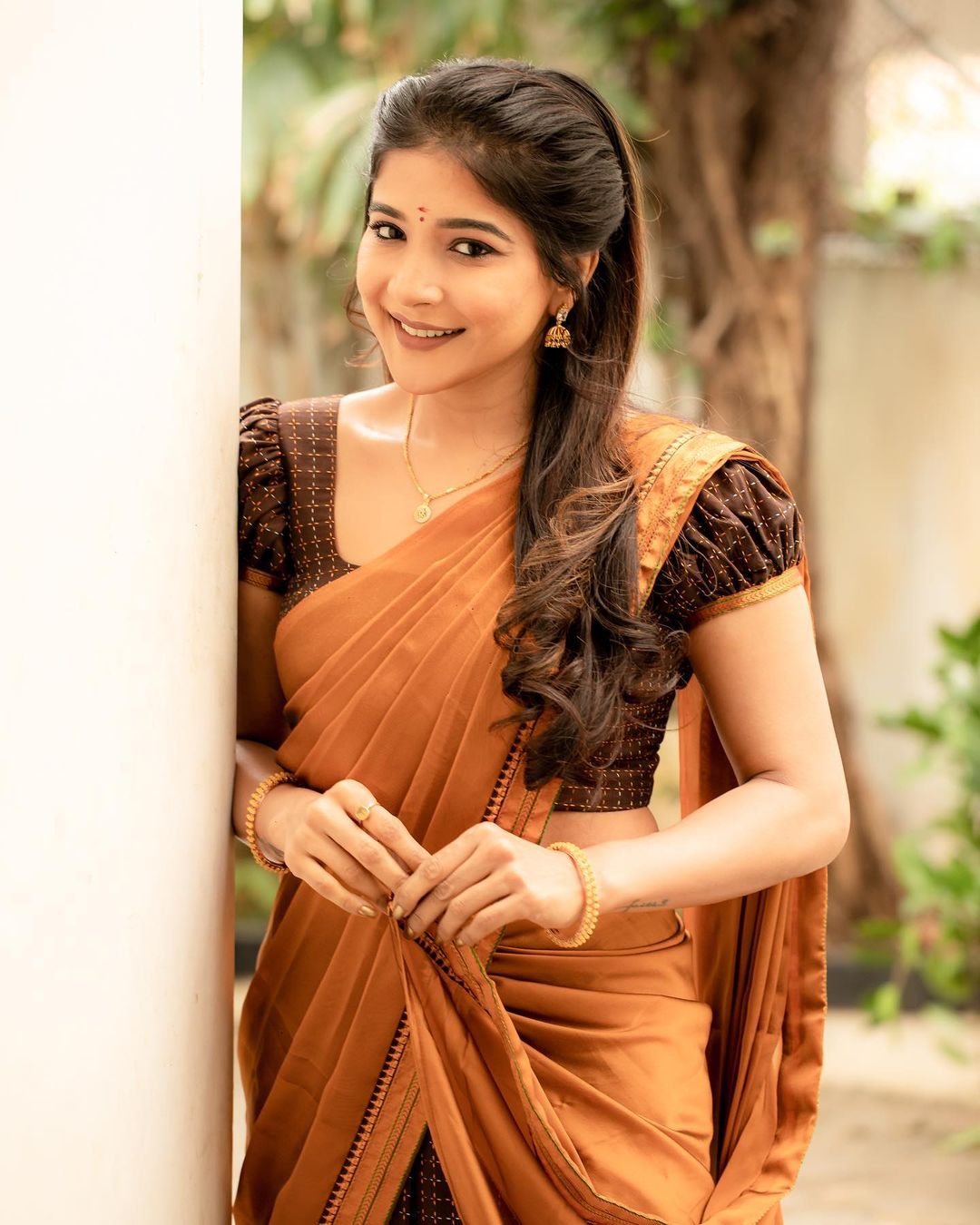 Stunning Sakshi Agarwal Saree Photos and Traditional Looks