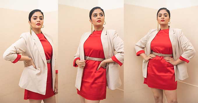 Stunning Sreemukhi New Photos Reveal Latest Glamour