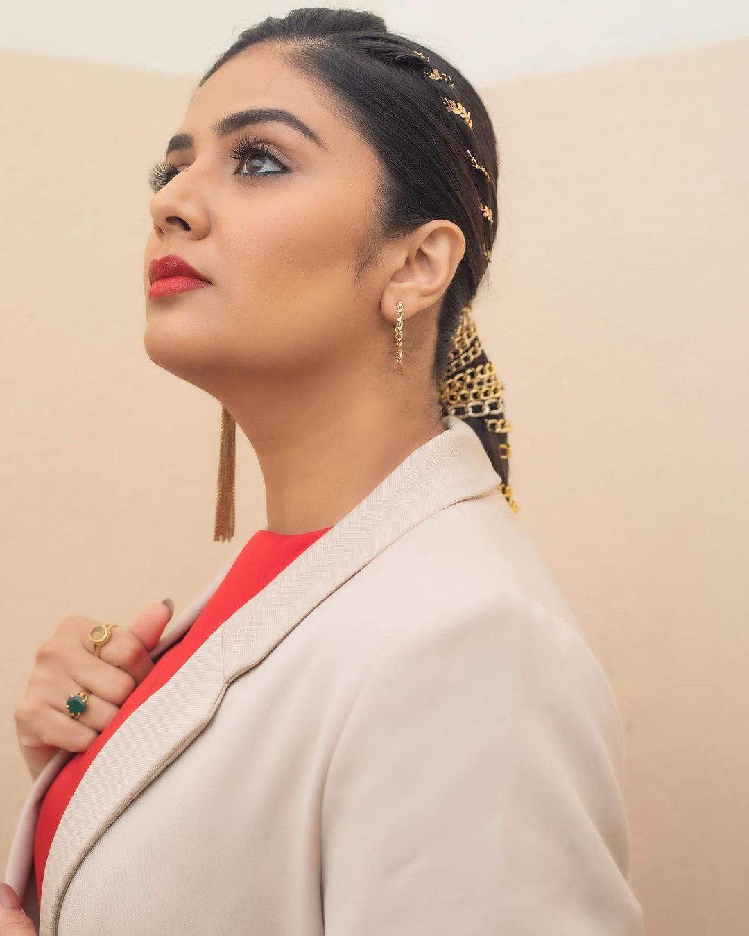 Stunning Sreemukhi New Photos Reveal Latest Glamour