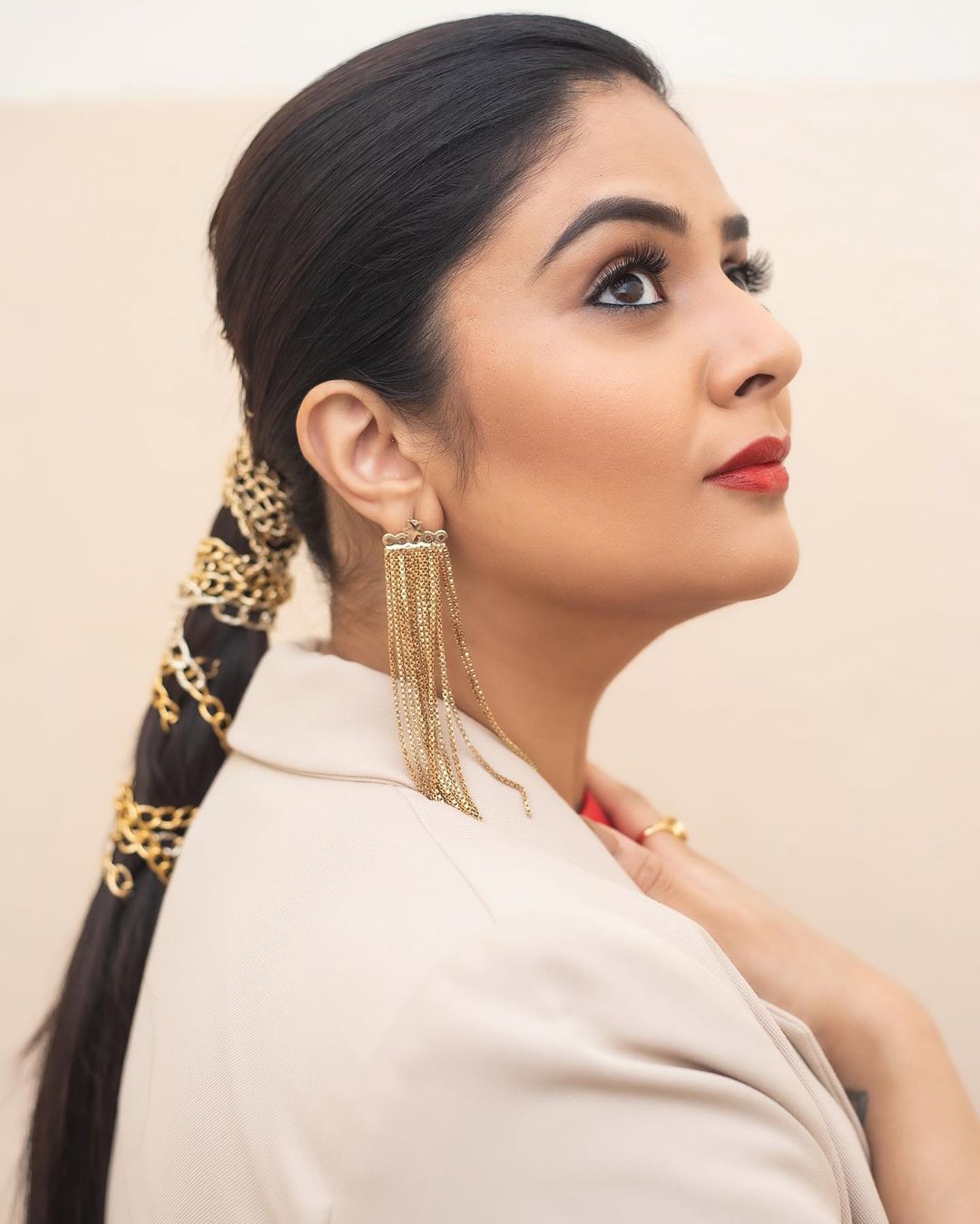 Stunning Sreemukhi New Photos Reveal Latest Glamour