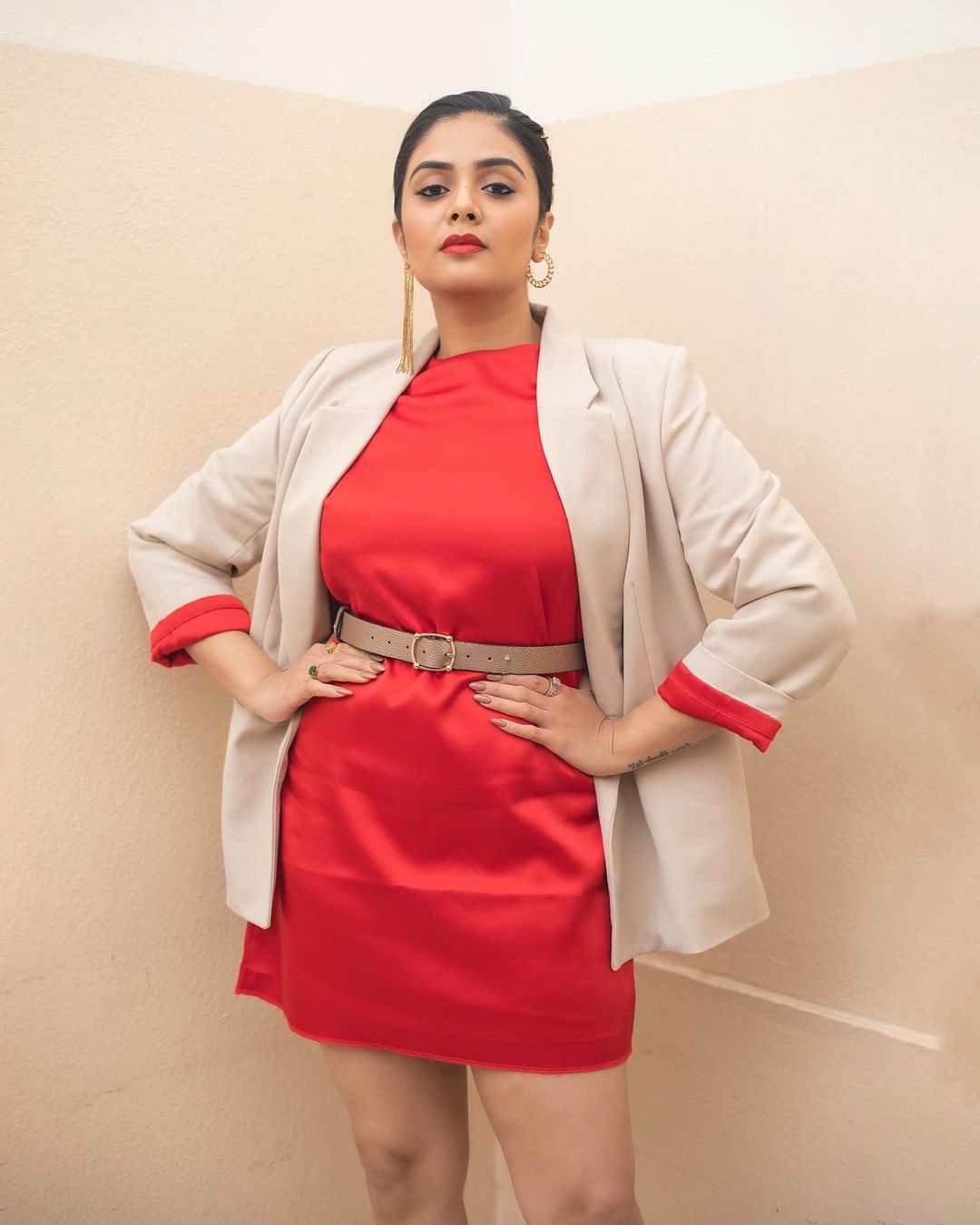 Stunning Sreemukhi New Photos Reveal Latest Glamour