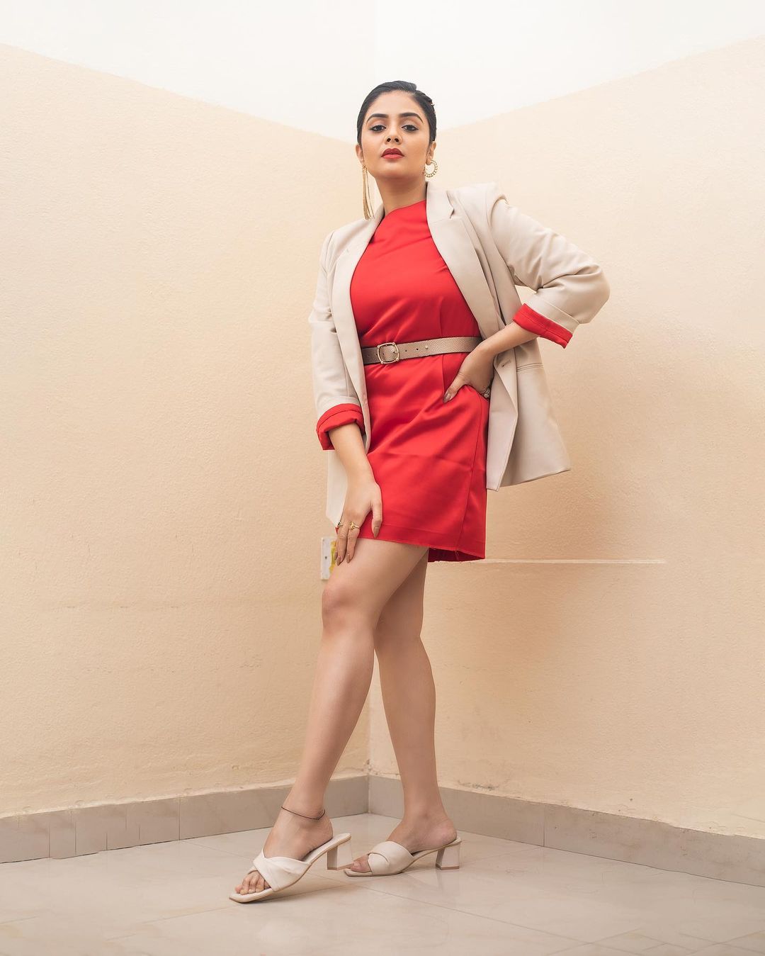Stunning Sreemukhi New Photos Reveal Latest Glamour