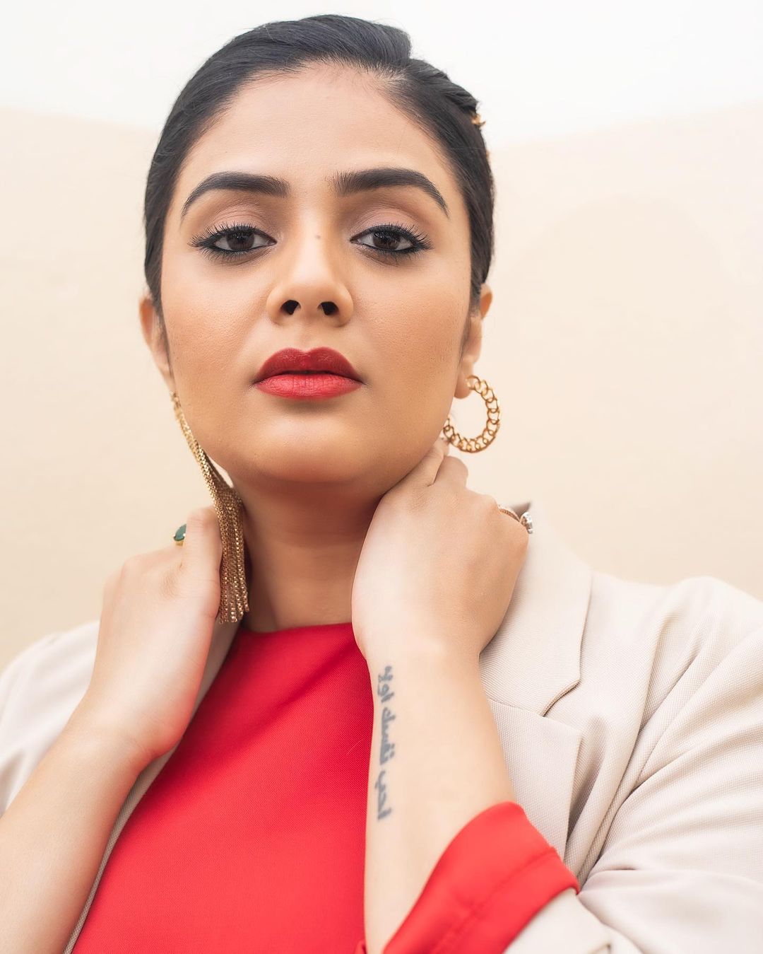 Stunning Sreemukhi New Photos Reveal Latest Glamour