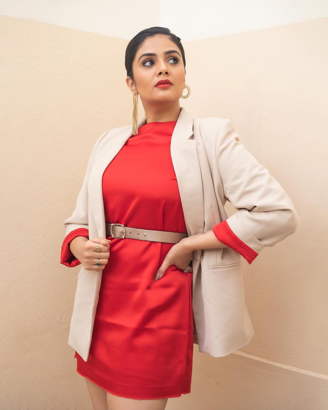 Stunning Sreemukhi New Photos Reveal Latest Glamour