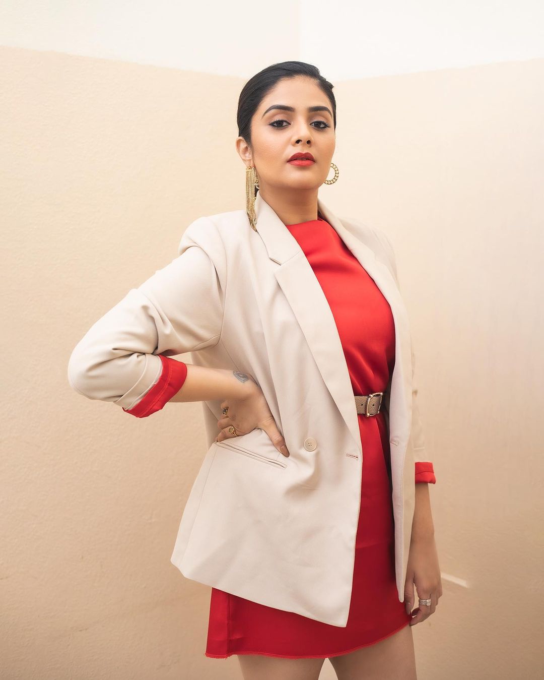 Stunning Sreemukhi New Photos Reveal Latest Glamour