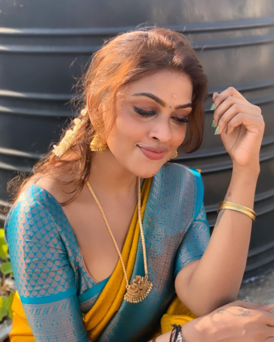 Stunning Sri Nikha Saree Looks Latest Photos from Bollywood Stars