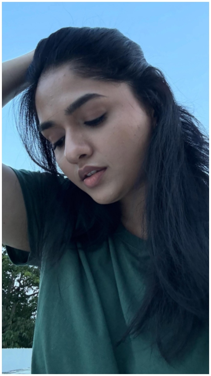 Sunaina's Casual Charm: Embracing Nature's Beauty