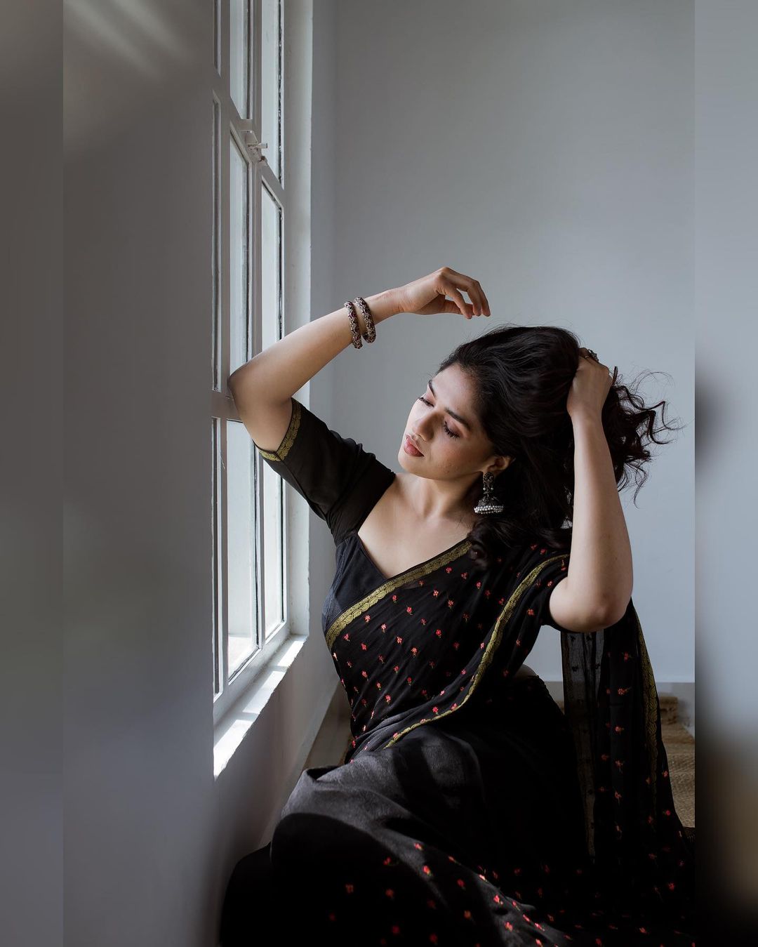 Sunainaa Stunning Black Saree Photos Glamour Shots