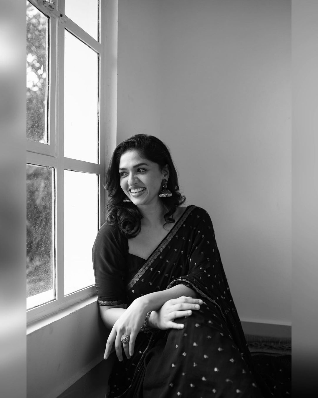 Sunainaa Stunning Black Saree Photos Glamour Shots