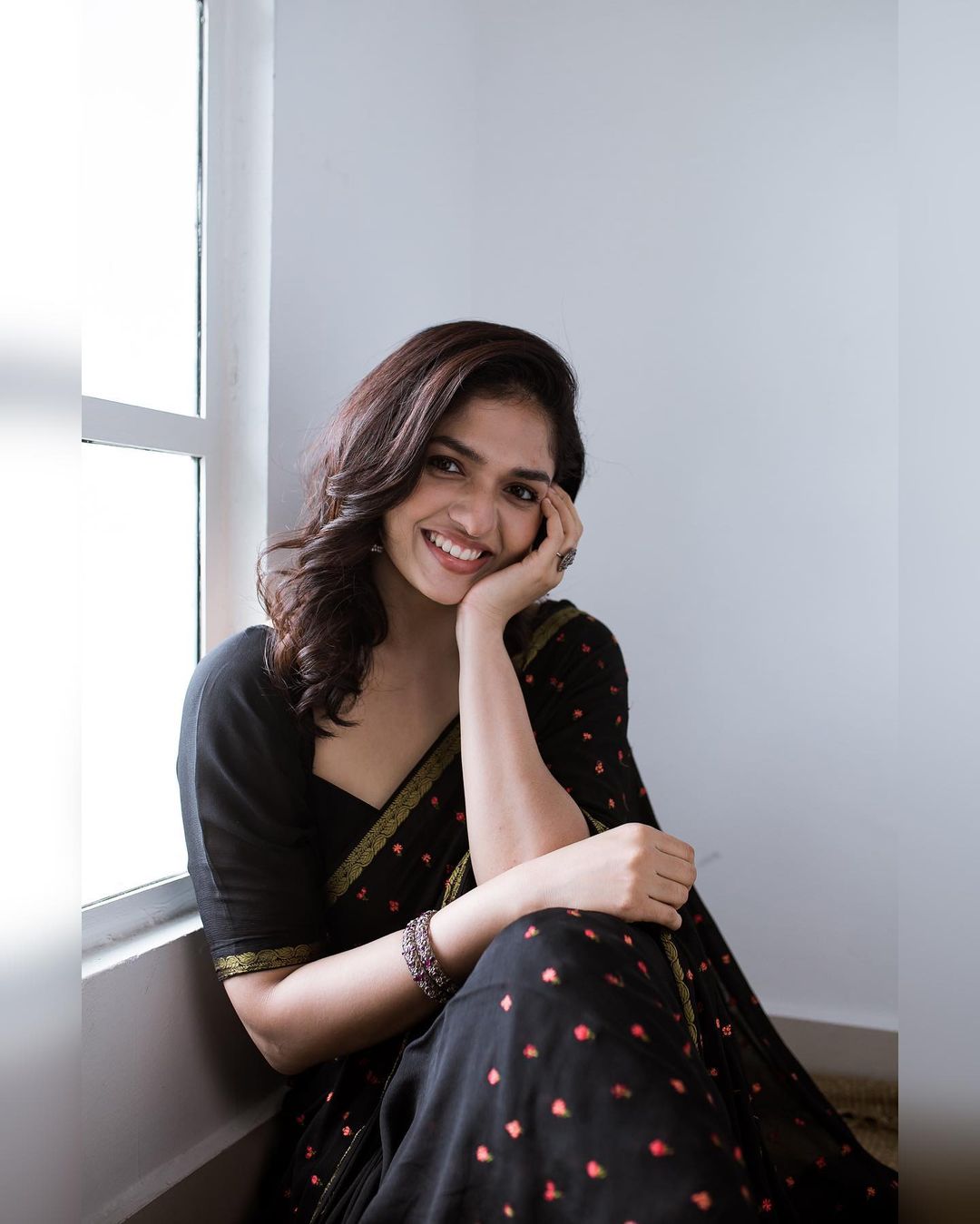 Sunainaa Stunning Black Saree Photos Glamour Shots