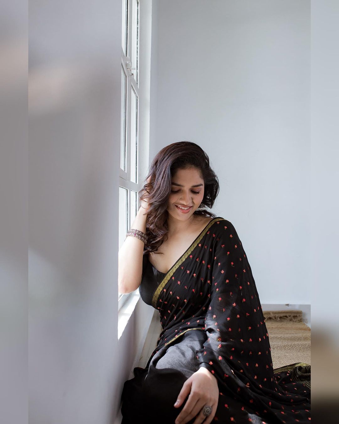 Sunainaa Stunning Black Saree Photos Glamour Shots