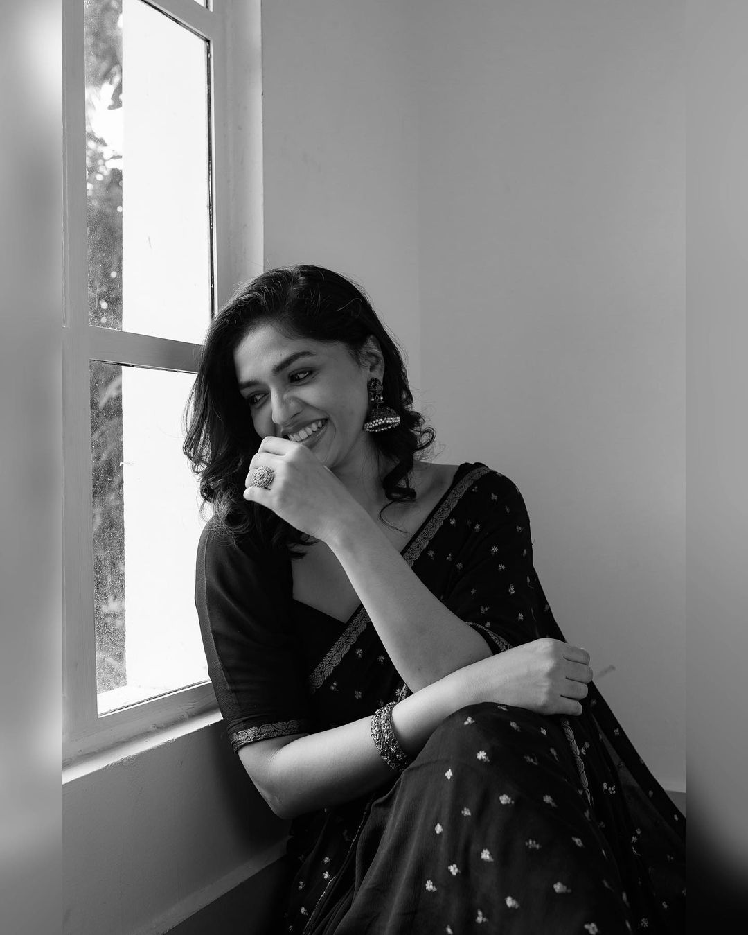 Sunainaa Stunning Black Saree Photos Glamour Shots