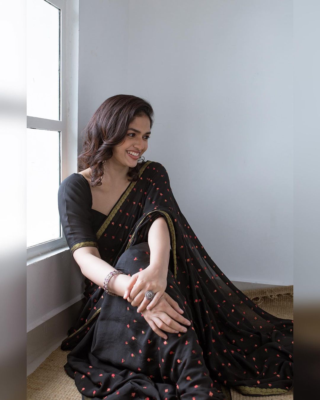 Sunainaa Stunning Black Saree Photos Glamour Shots
