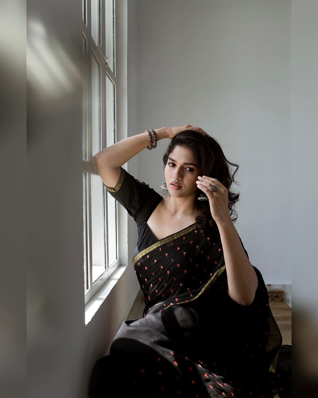 Sunainaa Stunning Black Saree Photos Glamour Shots