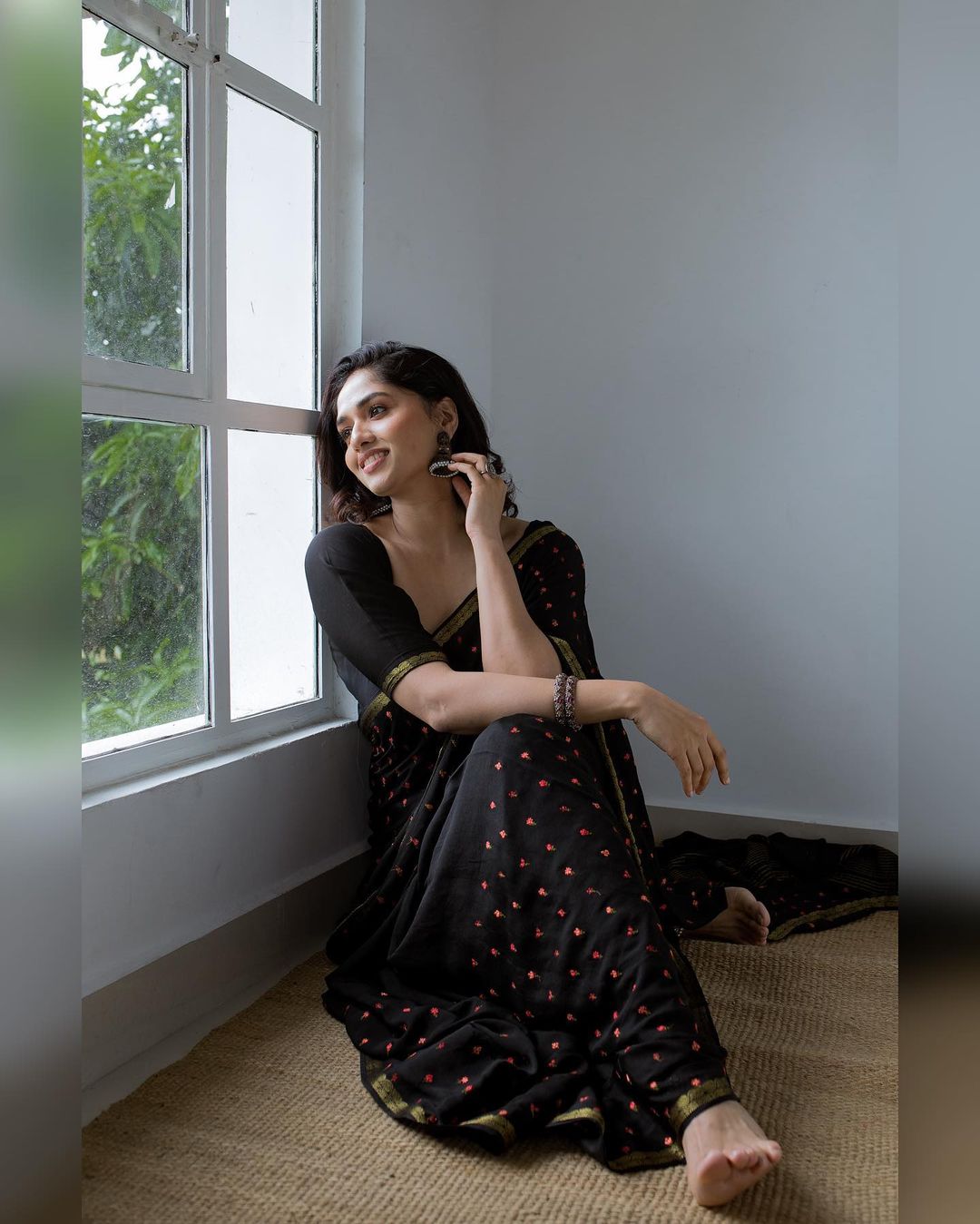 Sunainaa Stunning Black Saree Photos Glamour Shots