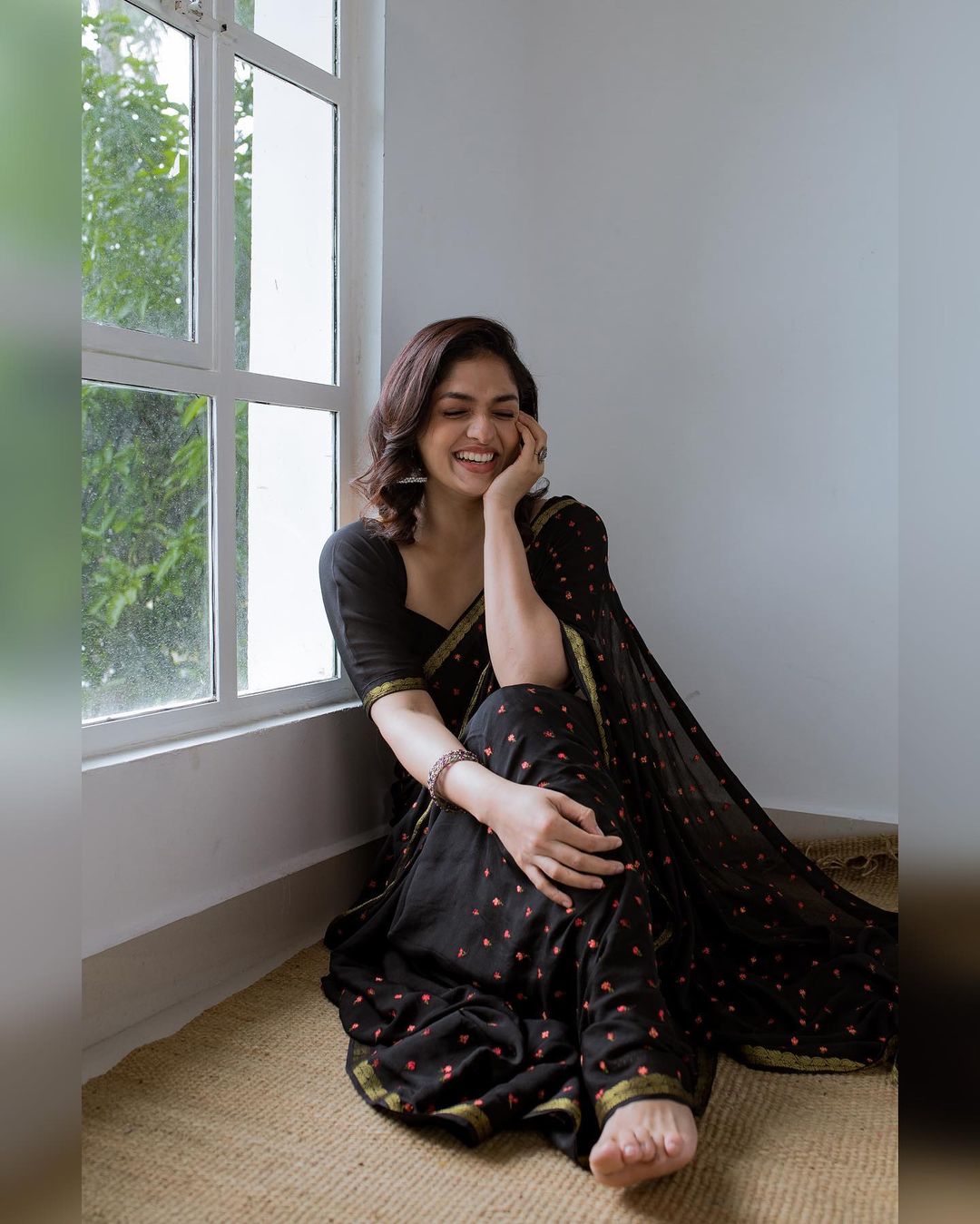 Sunainaa Stunning Black Saree Photos Glamour Shots