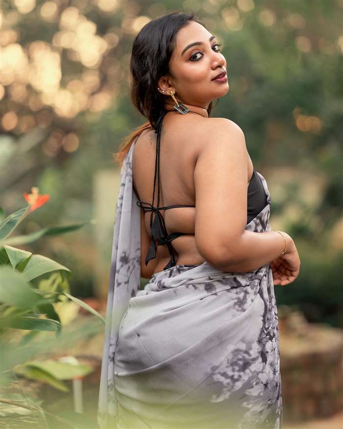 Suriya Praba's Soft & Contemplative Vibe