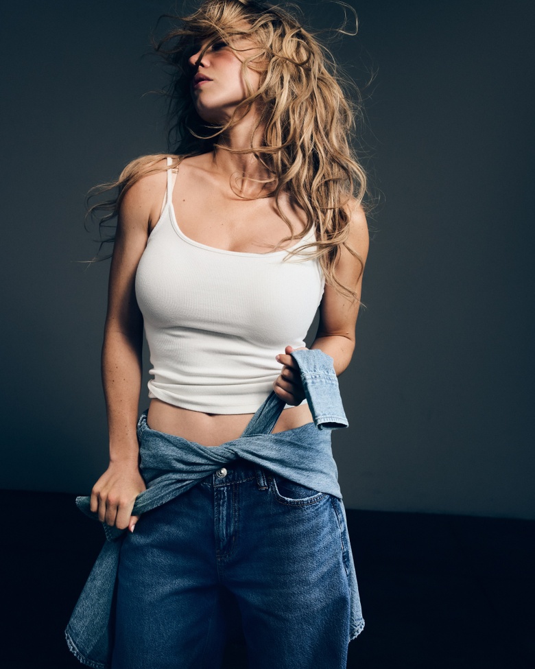 Denim Dreams: Sydney Sweeney Masters the Casual Cool Vibe