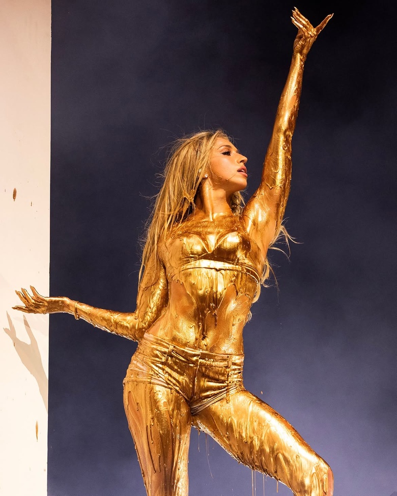 Tate Mcrae’s Stellar Glow: Capturing Pop Royalty at the Spotlight