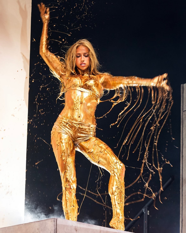 Tate Mcrae’s Stellar Glow: Capturing Pop Royalty at the Spotlight