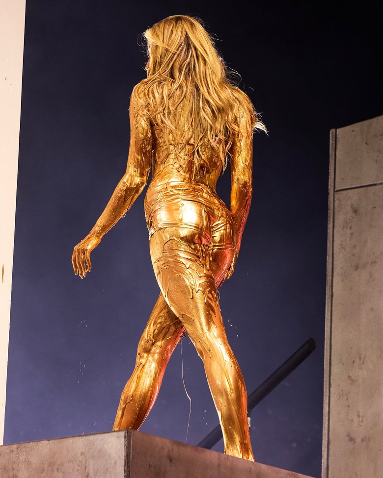 Tate Mcrae’s Stellar Glow: Capturing Pop Royalty at the Spotlight