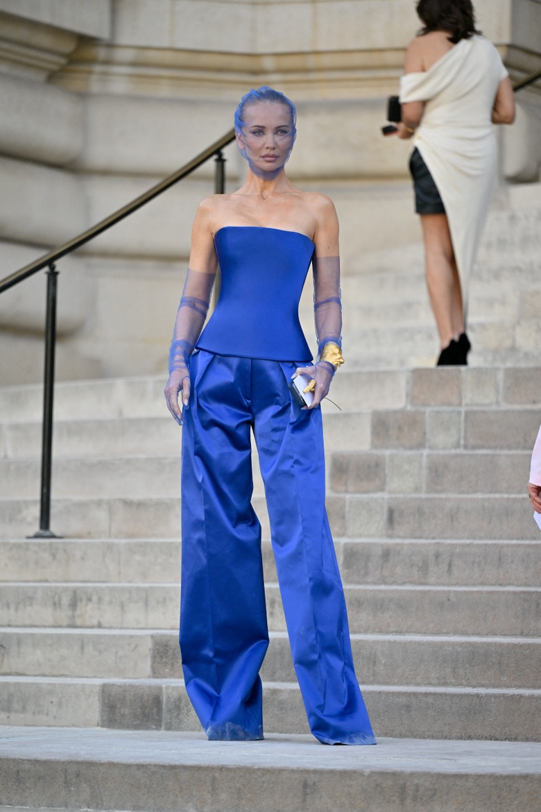Tatiana Korsakova makes a stylish and elegant entrance at the Schiaparelli Haute Couture FW show in Paris.