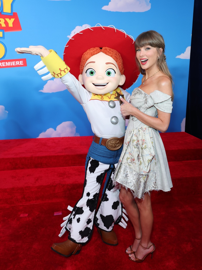 Taylor Swift's Effortless Glamour Glow in NYC!