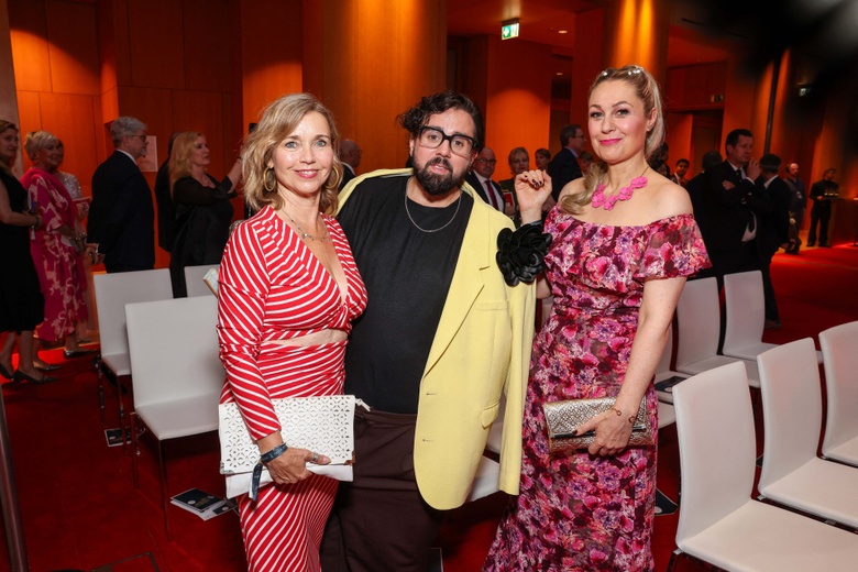 Tina Ruland Steals the Spotlight at Berlin's Glamorous Award Ceremony!