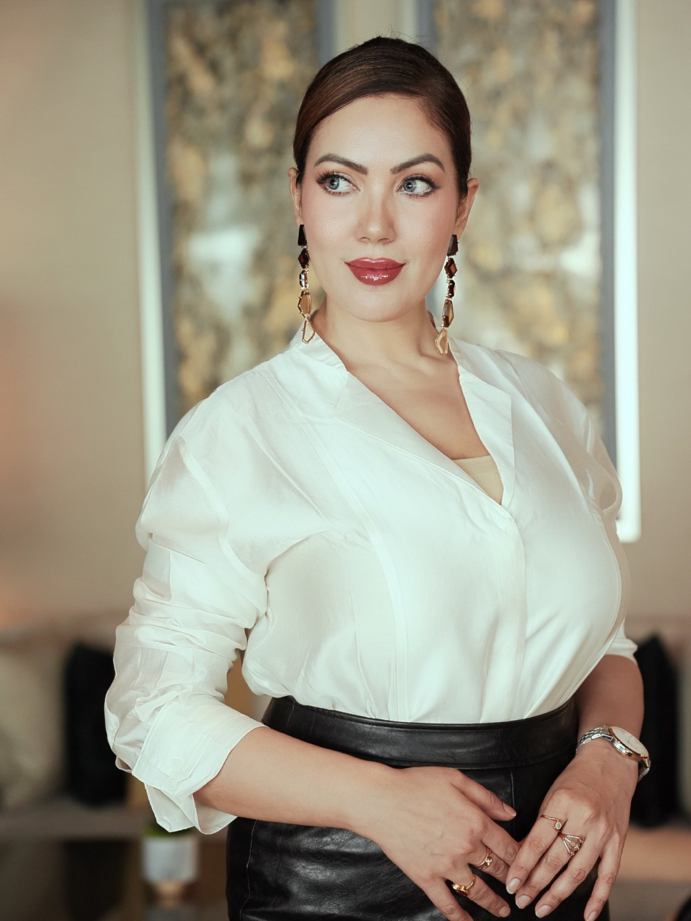 Munmun Dutta showcases a sophisticated, monochromatic ensemble radiating classic Hollywood glamour. - Photos & Updates