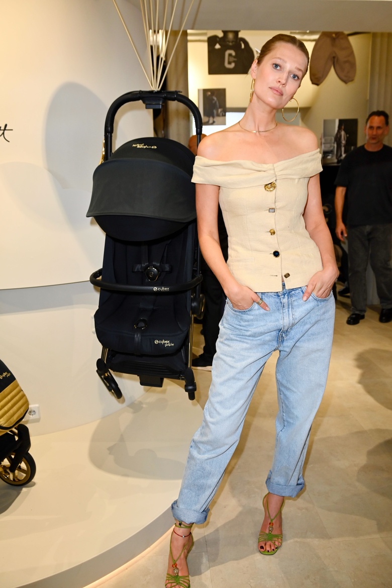 Toni Garrn's Chic Look Captures Fashion World Attention
