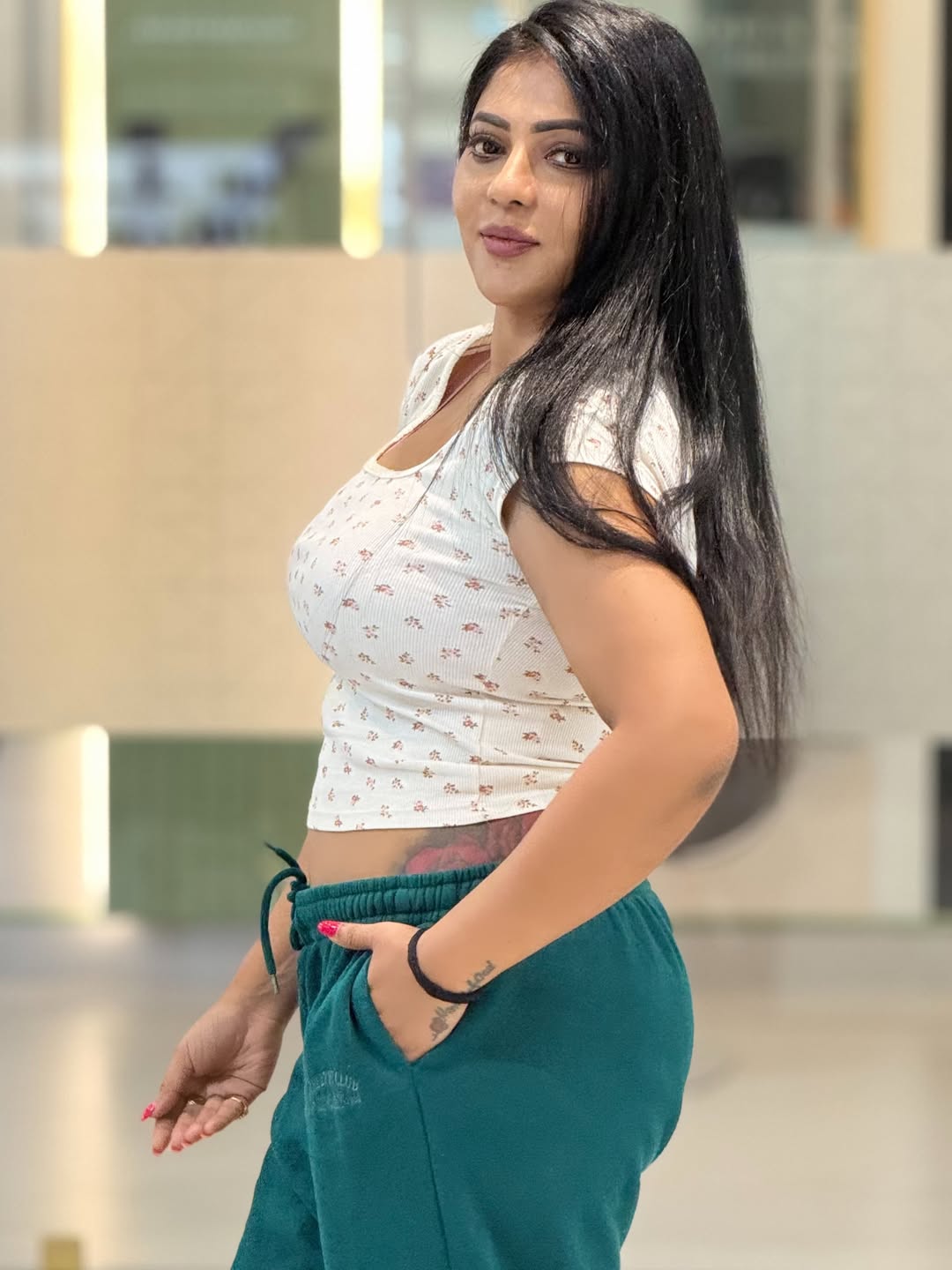 Reshma Pasupuleti’s Chic Athleisure Moments in Modern Spaces