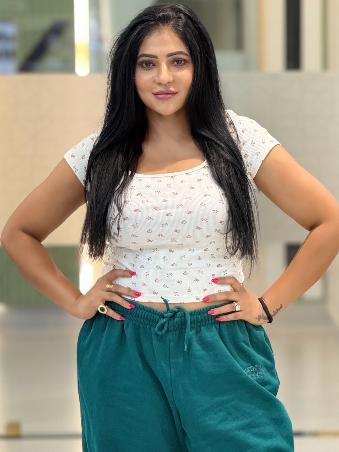 Reshma Pasupuleti’s Chic Athleisure Moments in Modern Spaces