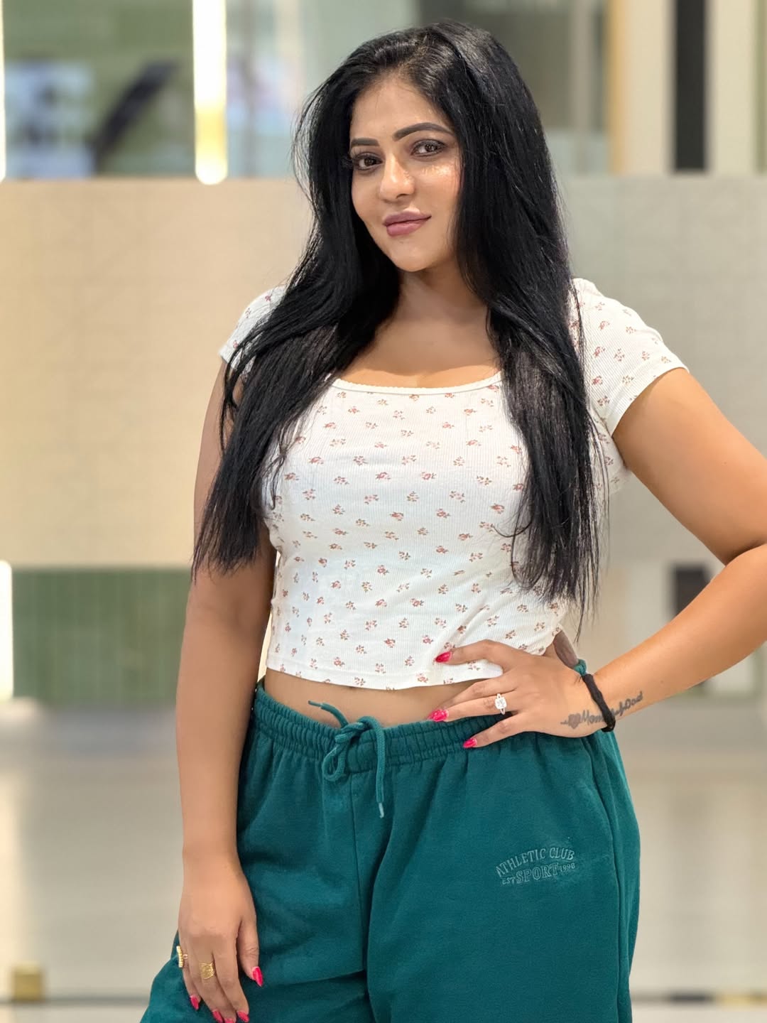 Reshma Pasupuleti’s Chic Athleisure Moments in Modern Spaces