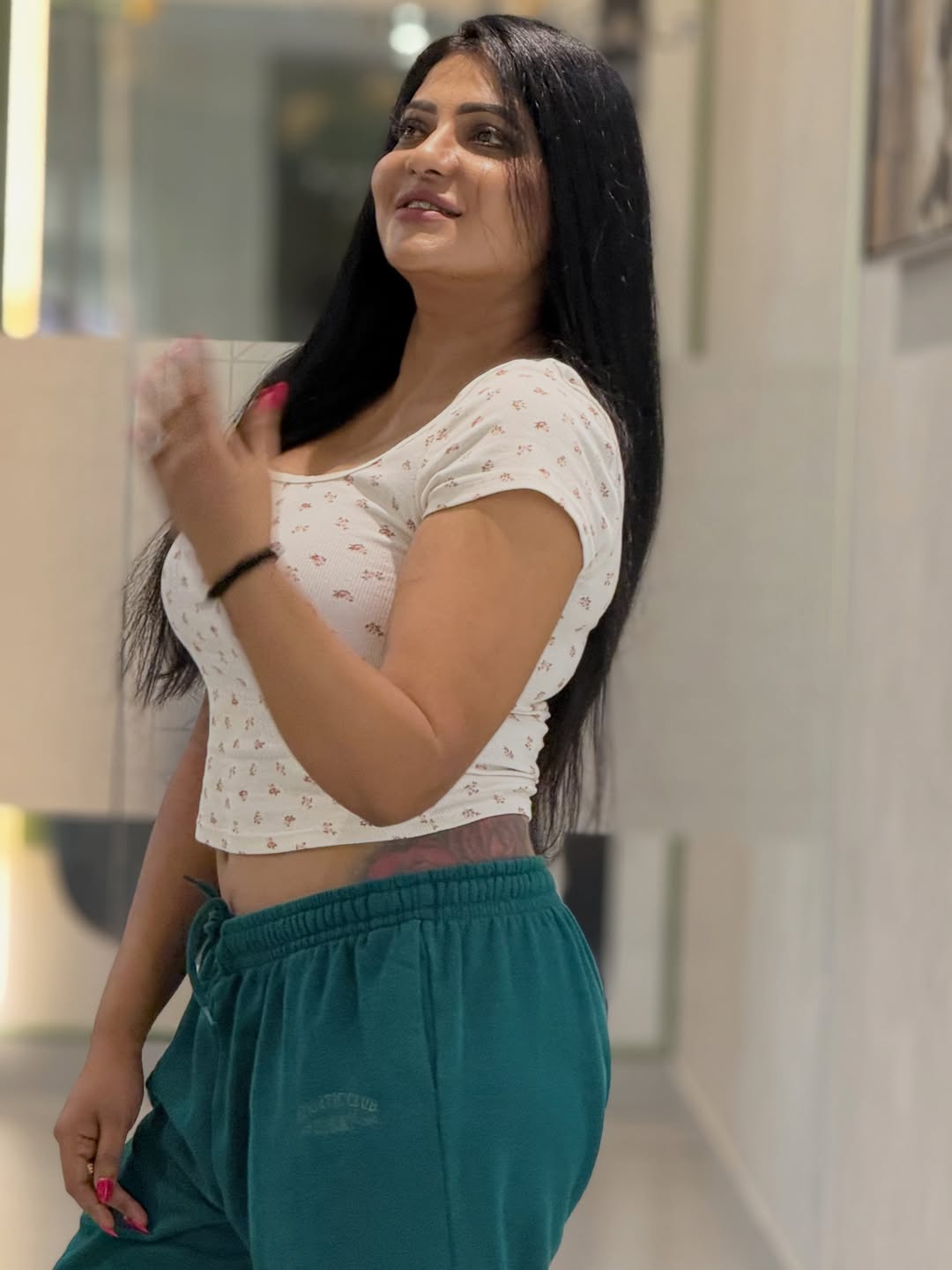 Reshma Pasupuleti’s Chic Athleisure Moments in Modern Spaces