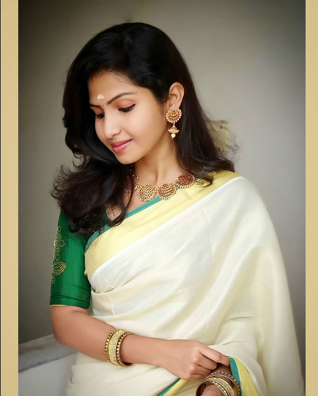 Venba's Stunning Ensemble: A Kaleidoscope of Colors and Grace