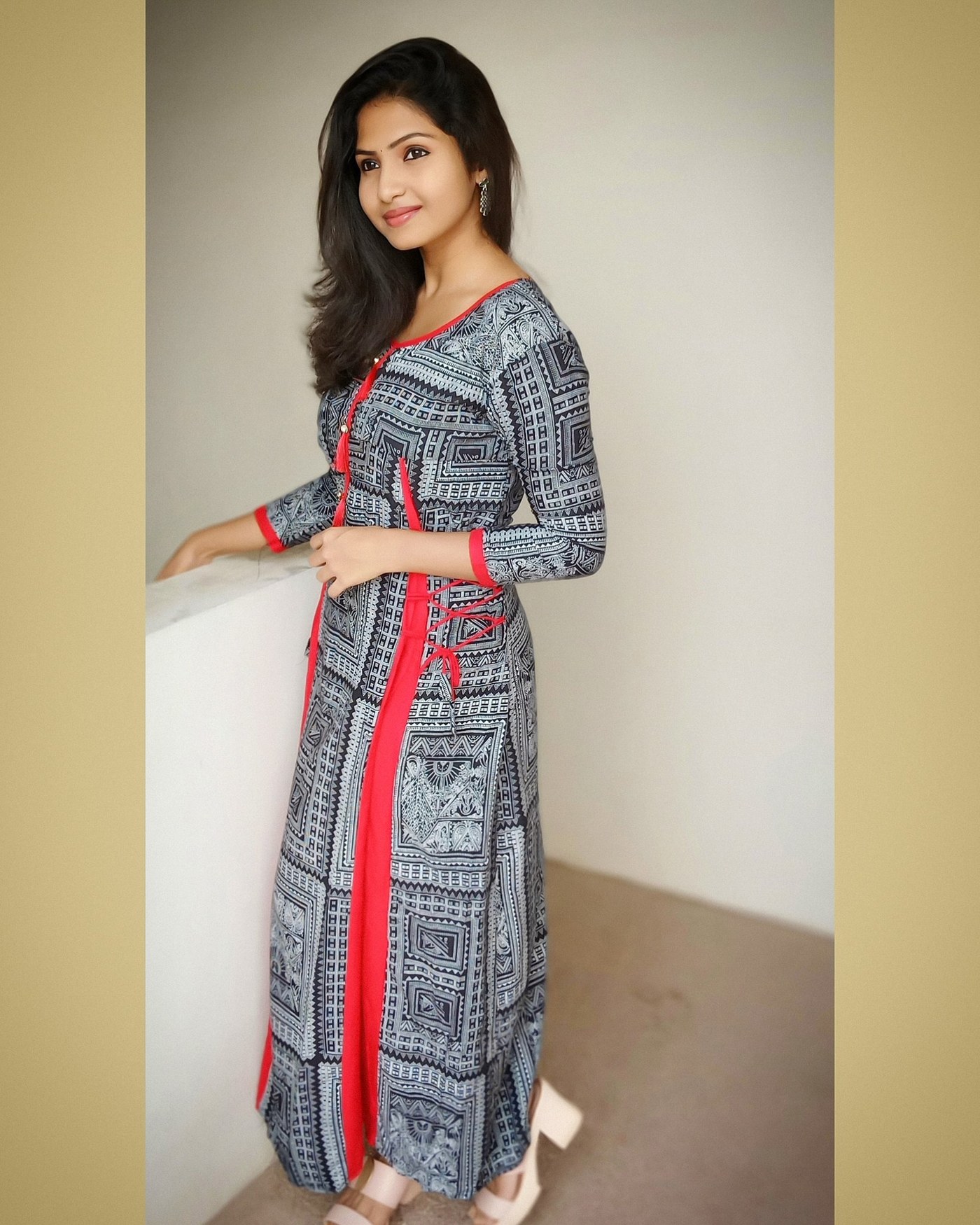 Venba's Stunning Ensemble: A Kaleidoscope of Colors and Grace