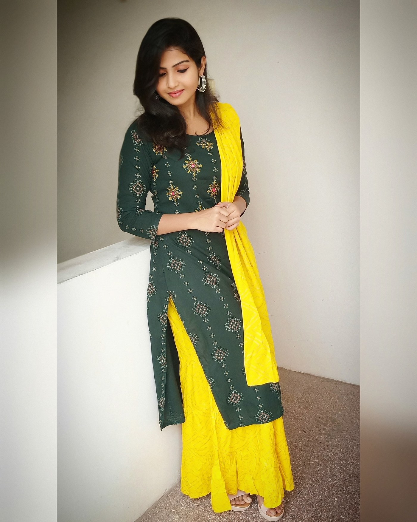 Venba's Stunning Ensemble: A Kaleidoscope of Colors and Grace