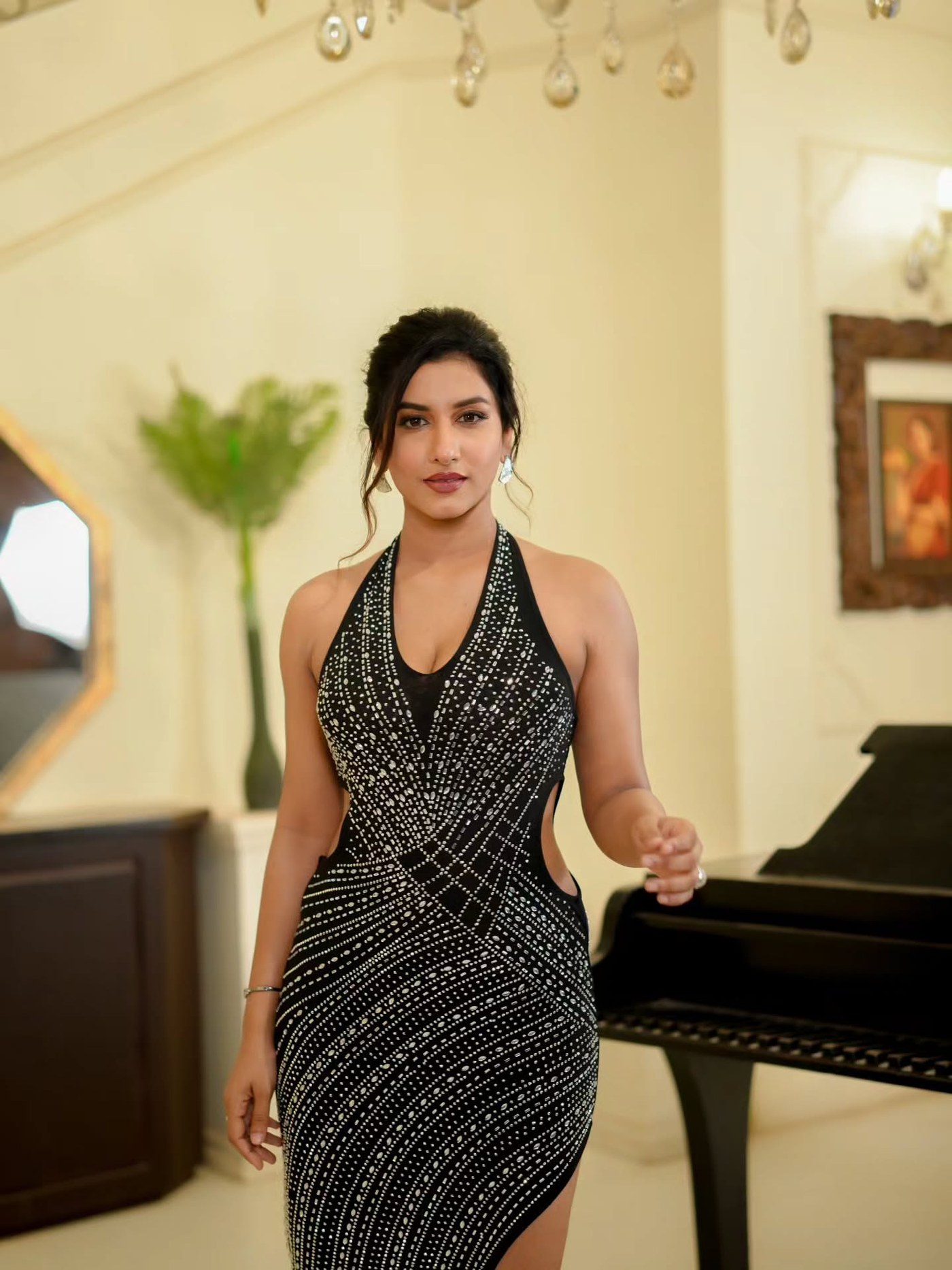 Vishnu Priya Bhimeneni Dazzles in Black Glamour: Effortless Elegance Defined