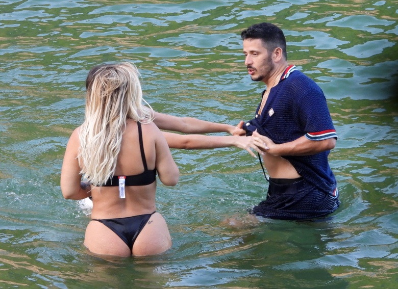 Wanda Nara enjoys a beautiful beach day while wearing a bikini at Portofino's stunning coastline. - Photos & Updates