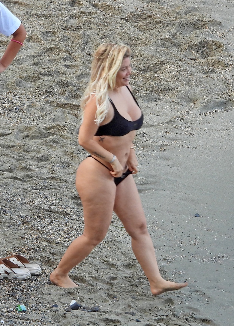 Wanda Nara’s Effortless Glamour: Beach Day Perfection in Portofino